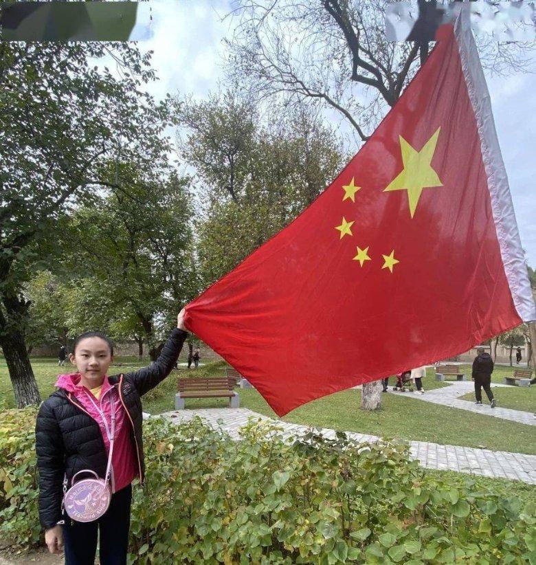 女生在朋友圈发了一条文案“等风来不如追风去，仰望光不如成为光”男生评论“你就是光”是什么意思？
